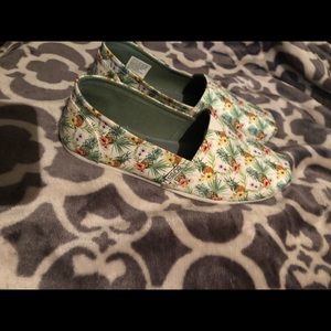 Bob’s pineapple shoes